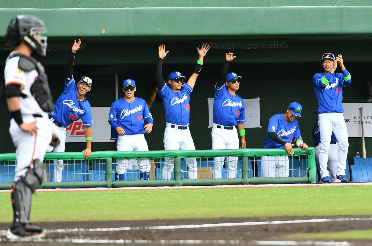 ファーム日本選手権巨人対中日　2回表中日1死一、三塁、村松が右越え適時二塁打を放ち、笑顔を見せる中日ナイン（撮影・岩下翔太）