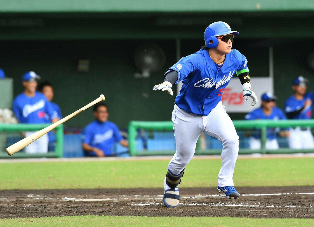 ファーム日本選手権巨人対中日　2回表中日1死一、三塁、村松は右越え適時二塁打を放つ（撮影・岩下翔太）