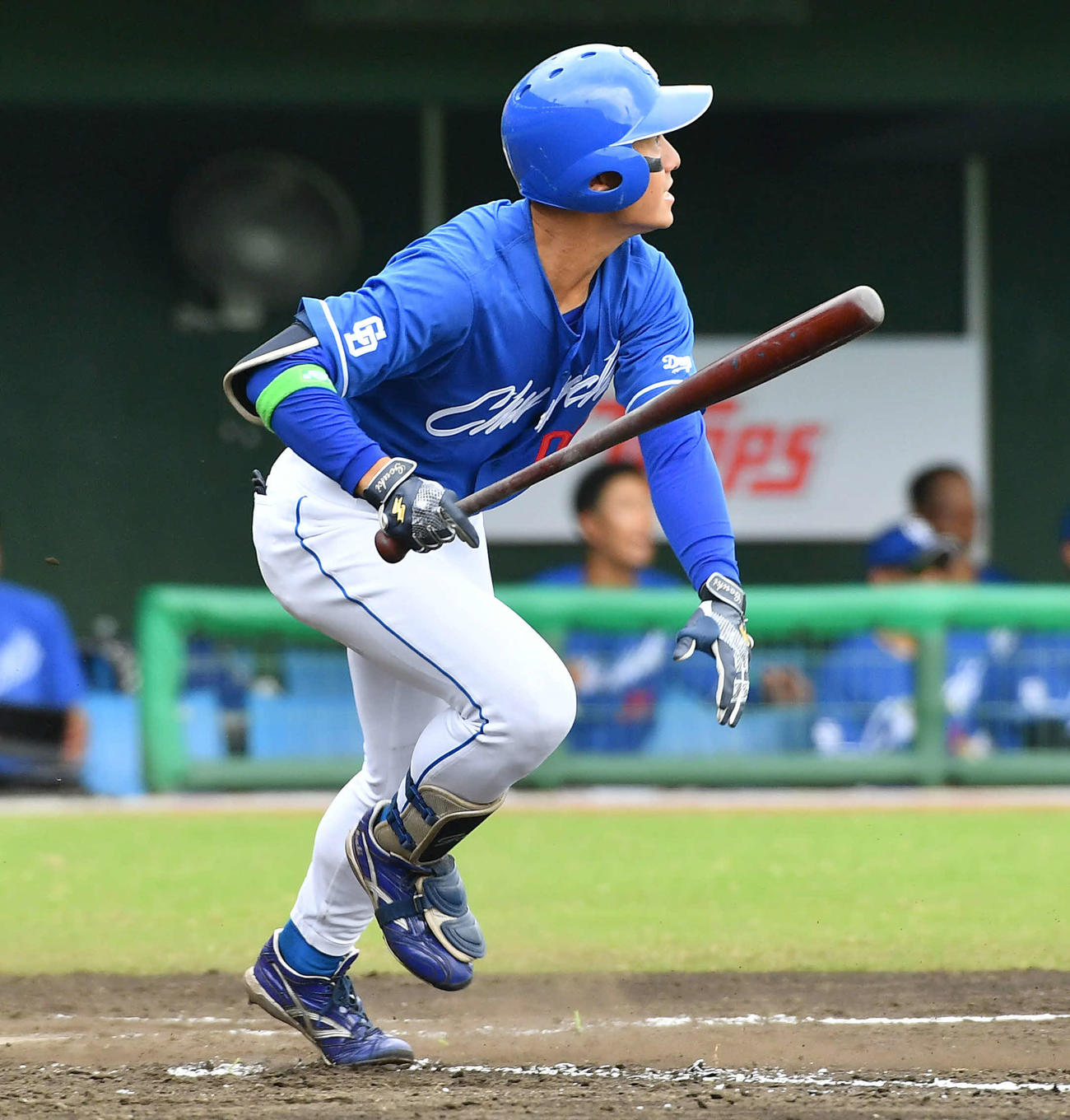 巨人対中日　4回表中日1死二、三塁、尾田は中犠飛を放つ（撮影・岩下翔太）