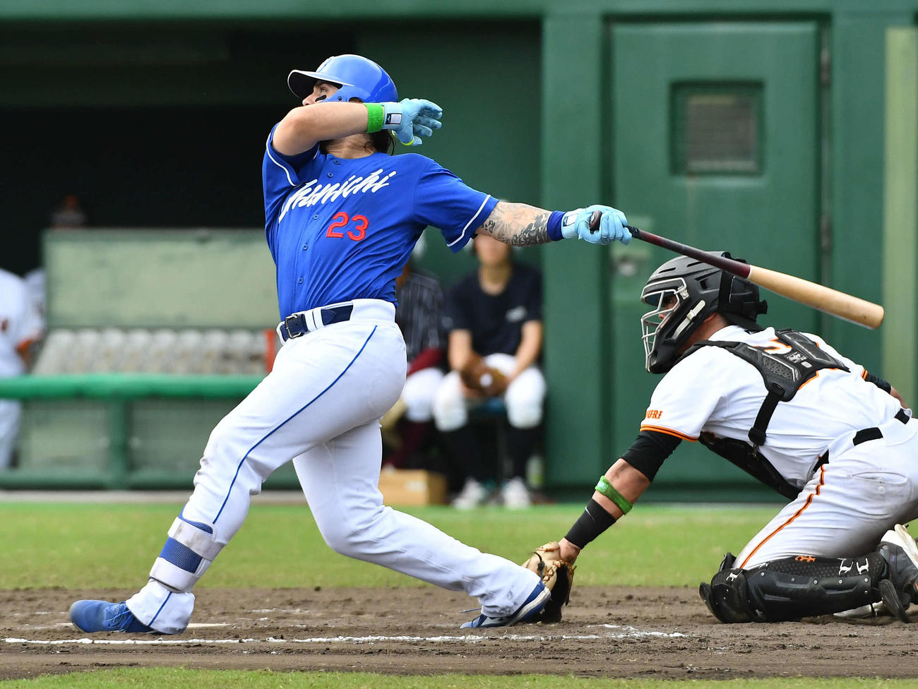ファーム日本選手権巨人対中日　6回表中日2死満塁、チェイビスは走者一掃の適時中二塁打を放つ（撮影・岩下翔太）