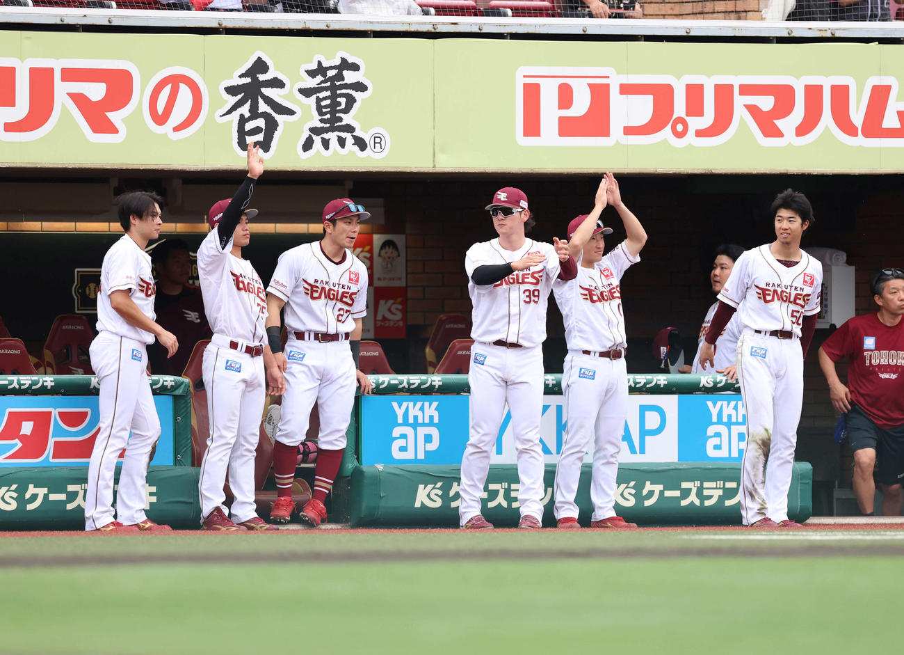 楽天対西武　3回裏楽天2死二、三塁、適時二塁打を放ったボイトに拍手を送る楽天ナイン（撮影・増田悦実）