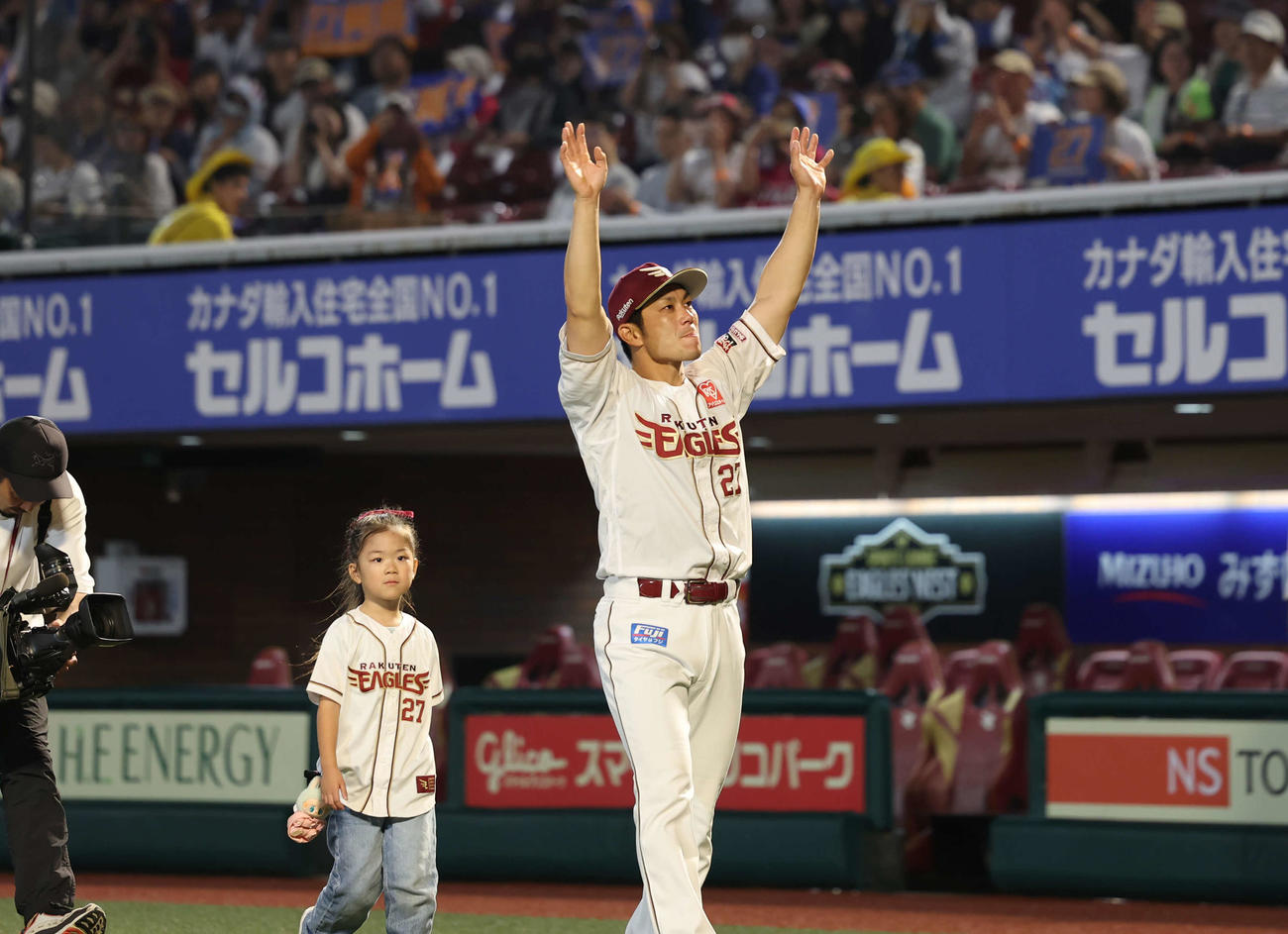 楽天対西武　引退セレモニーファンに手を振る楽天岡島（撮影・増田悦実）
