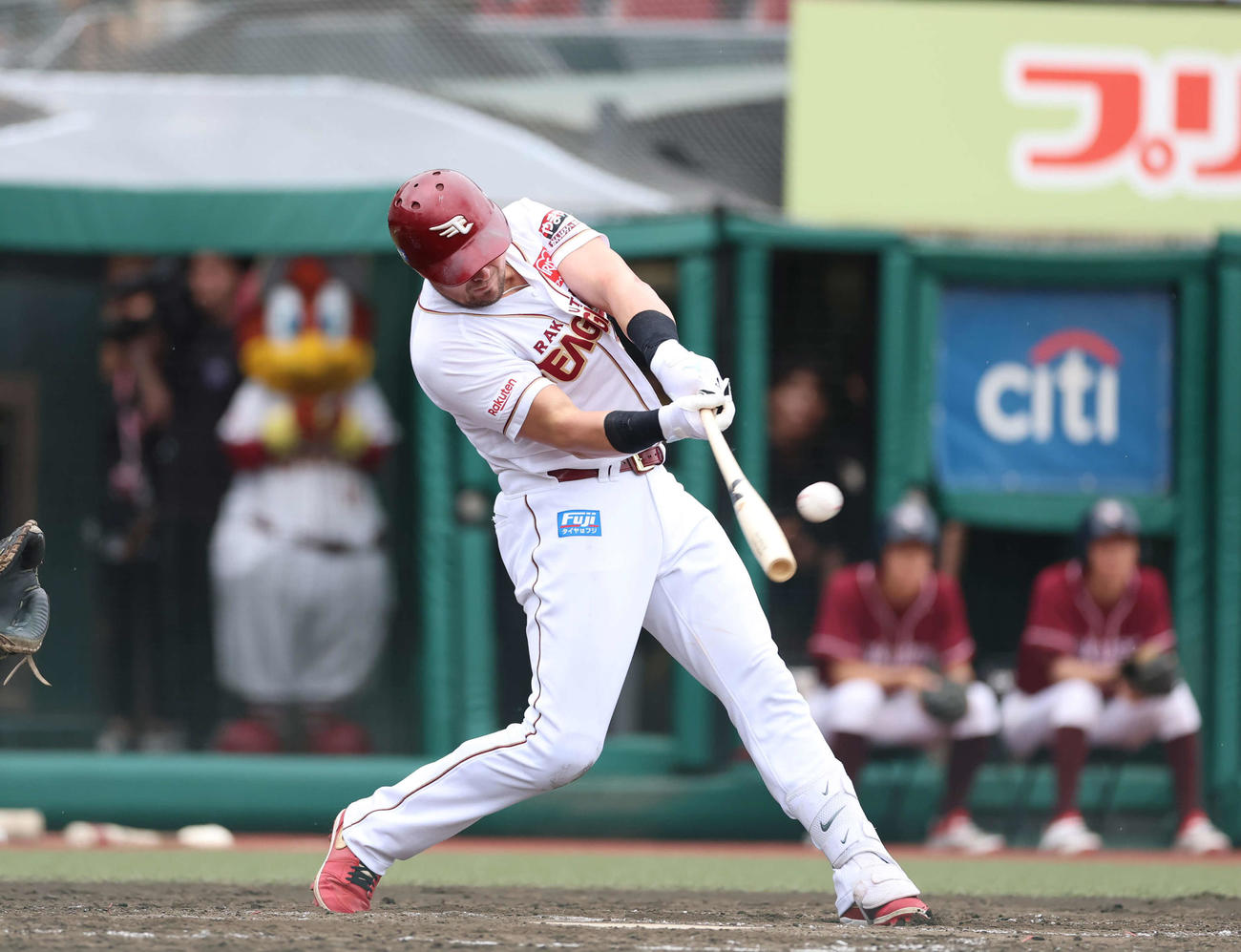 楽天対西武　3回裏楽天2死二、三塁、適時二塁打を放つボイト（撮影・増田悦実）