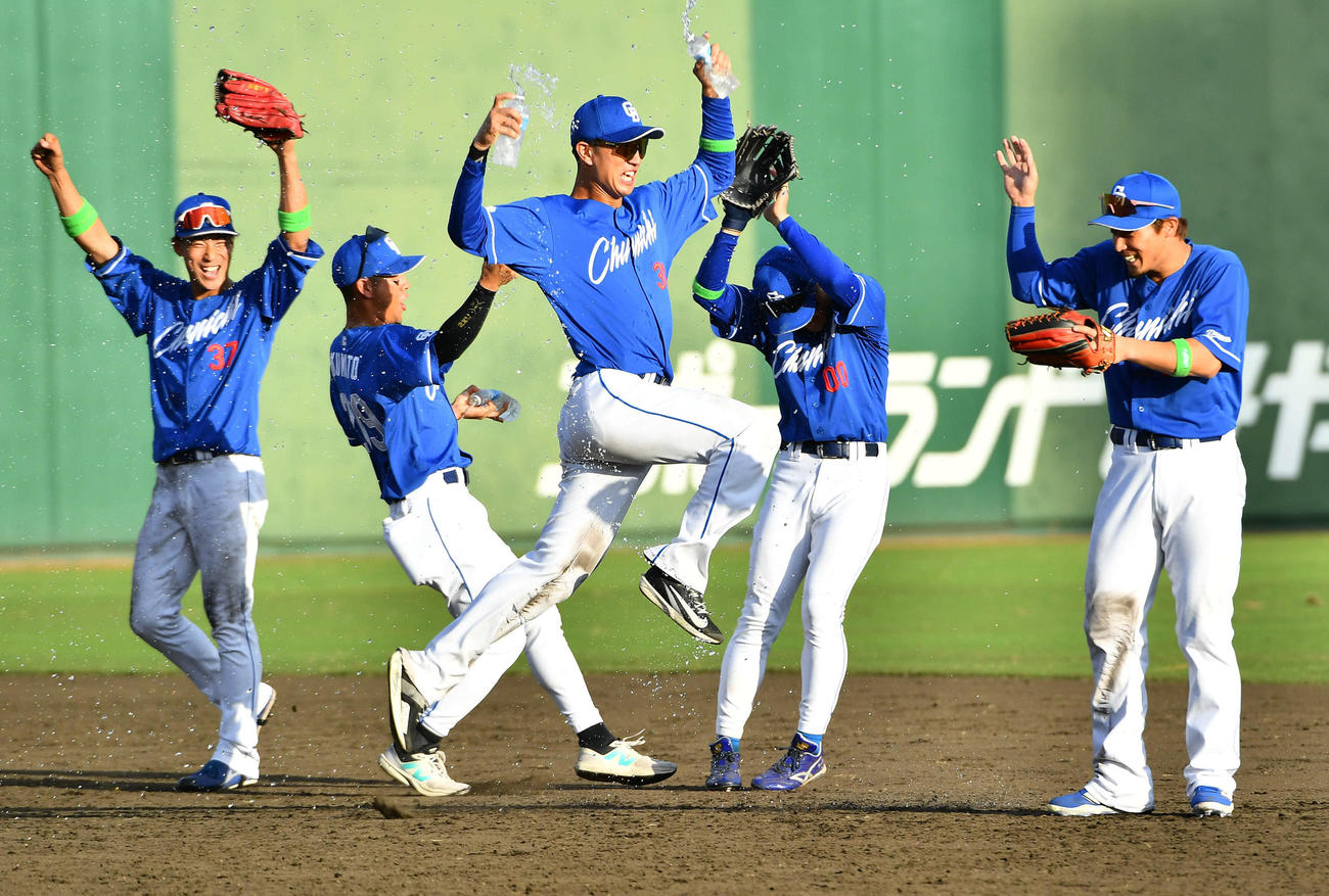 巨人対中日　ファーム日本一を決め、歓喜する中日ナイン（撮影・岩下翔太）