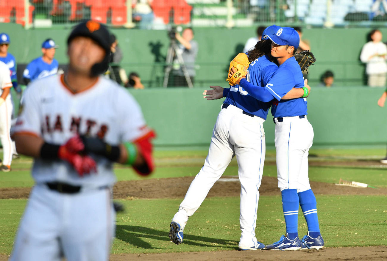 巨人対中日　ファーム日本一を決め、試合を締めた中日根尾（右）はチェイビスと抱き合う（撮影・岩下翔太）