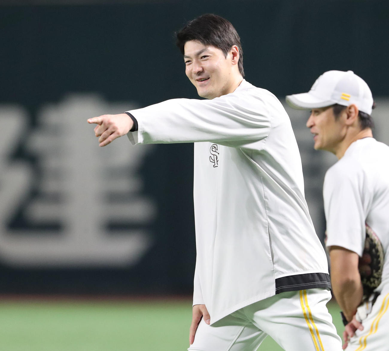 練習中に笑顔を見せるソフトバンク有原（撮影・梅根麻紀）
