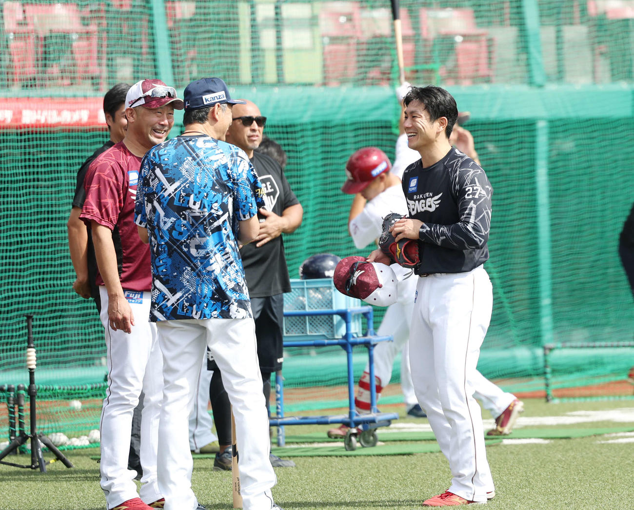 楽天対西武　試合前笑顔で話をする左から楽天三木監督、西武西口監督、楽天岡島（撮影・増田悦実）