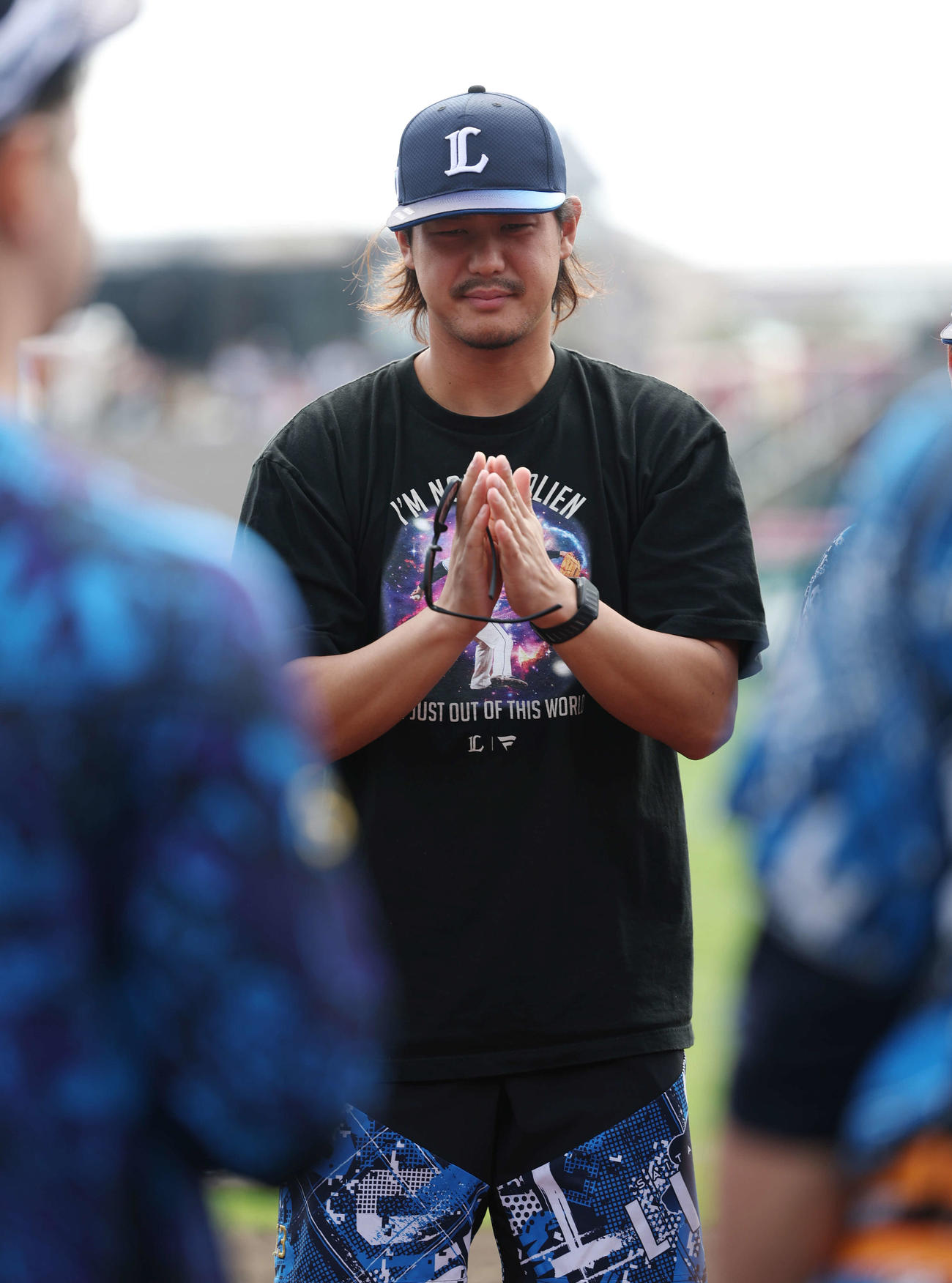 楽天対西武　試合前の投手の集まりに集まる西武高橋（撮影・増田悦実）