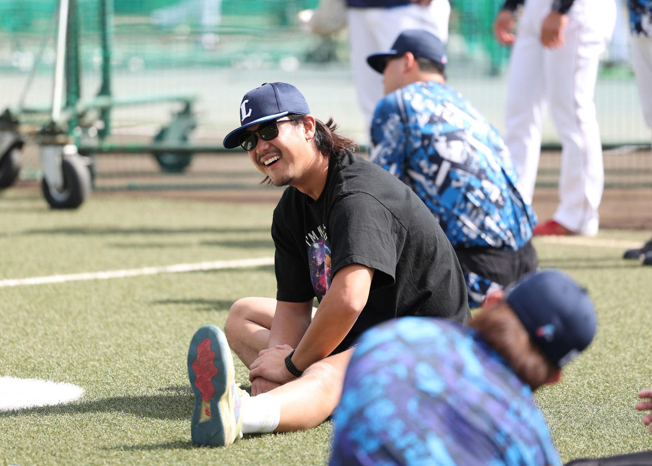 楽天対西武　笑顔でストレッチをする西武高橋（撮影・増田悦実）