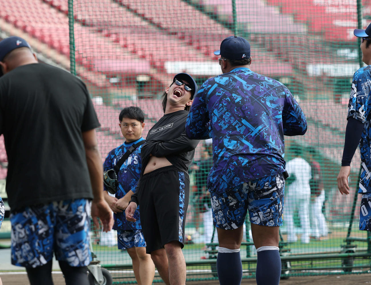 楽天対西武　アップ中笑顔を見せる西武今井（撮影・増田悦実）
