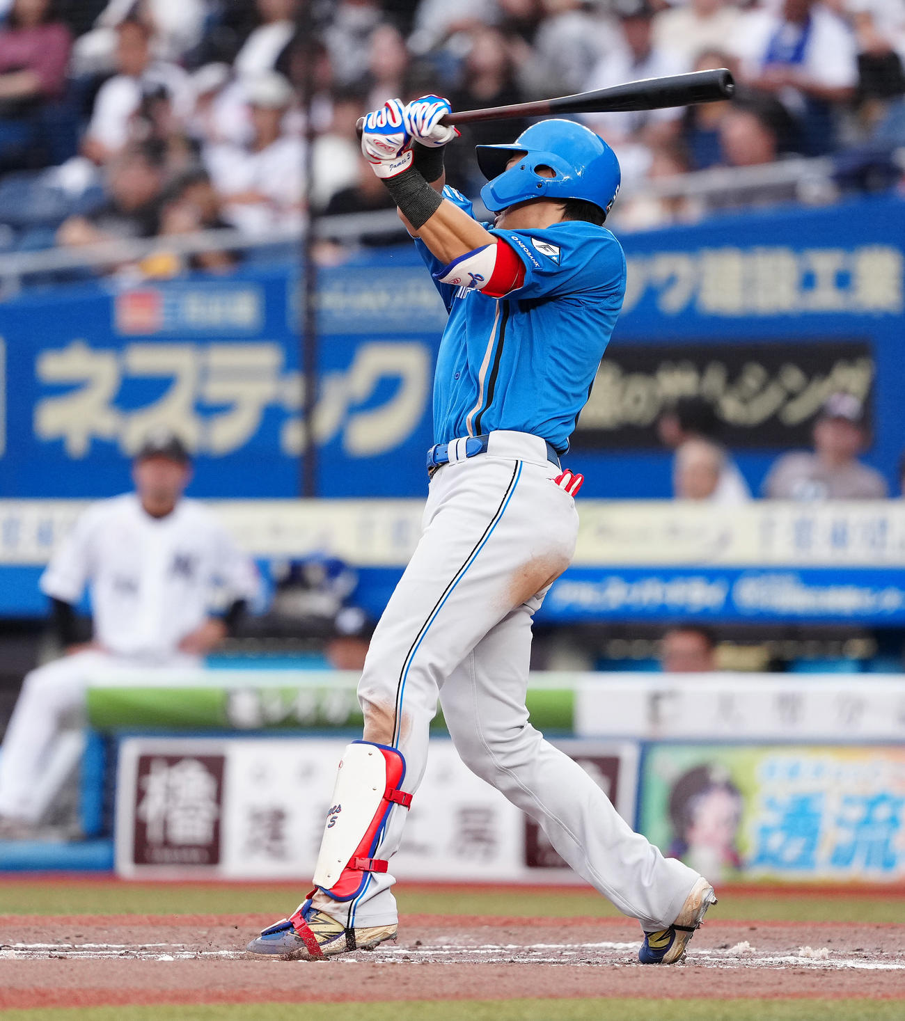 ロッテ対日本ハム　8回表日本ハム1死二、三塁、空振り三振に倒れる野村（撮影・鈴木みどり）