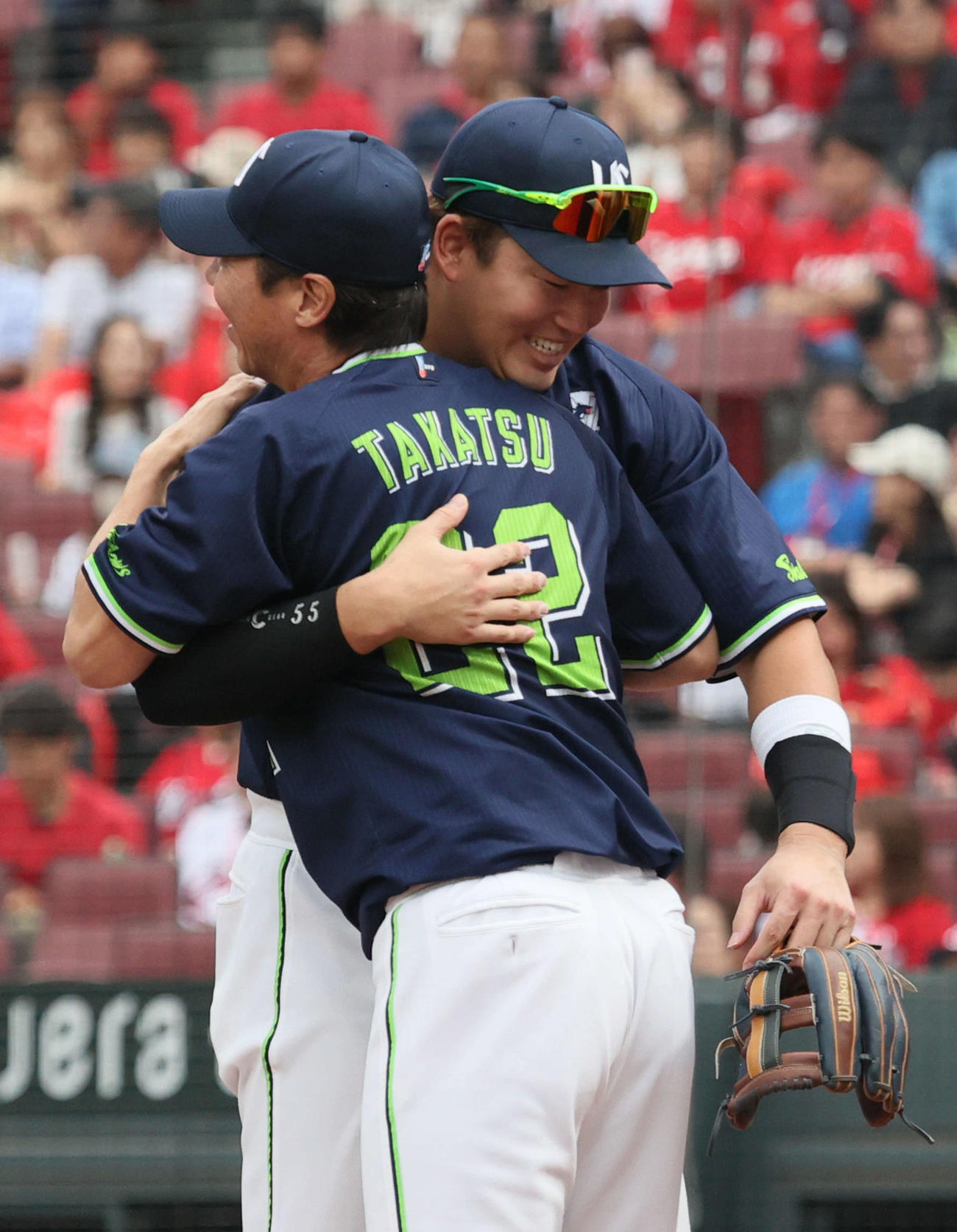 広島対ヤクルト　高津監督と抱擁する村上（撮影・加藤孝規）