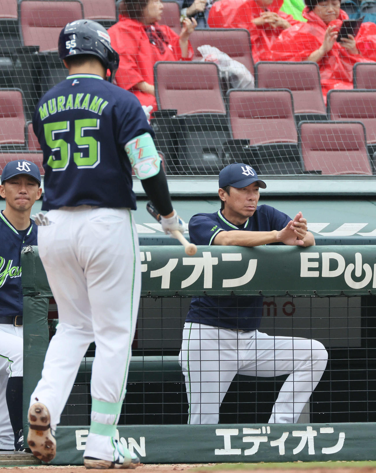 広島対ヤクルト　2回表ヤクルト無死、三振した村上とベンチの高津監督（撮影・加藤孝規）