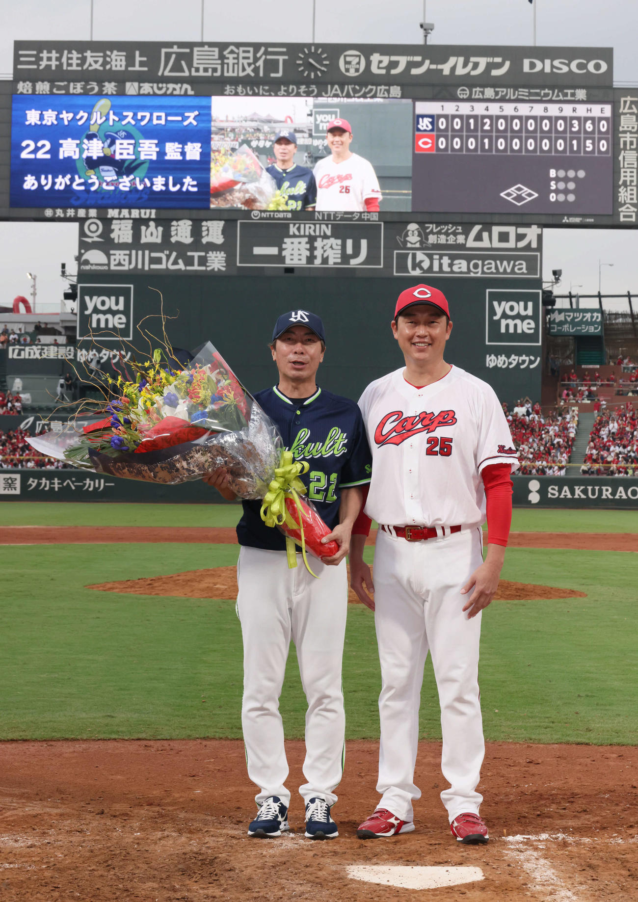 広島対ヤクルト　新井監督（右）から花束を受け取った高津監督（撮影・加藤孝規）