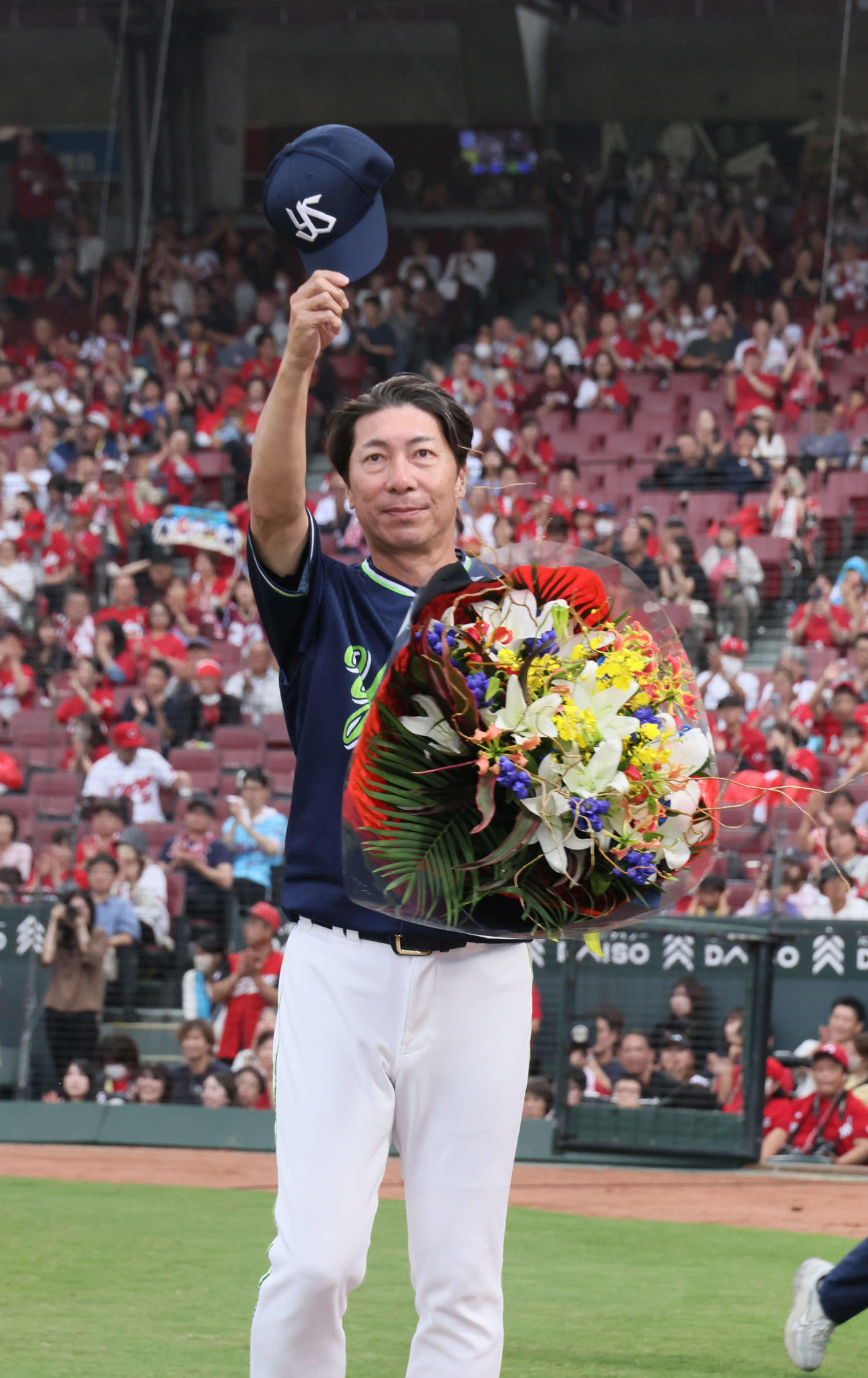 広島対ヤクルト　試合終了後、ファンに手を振る高津監督（撮影・加藤孝規）