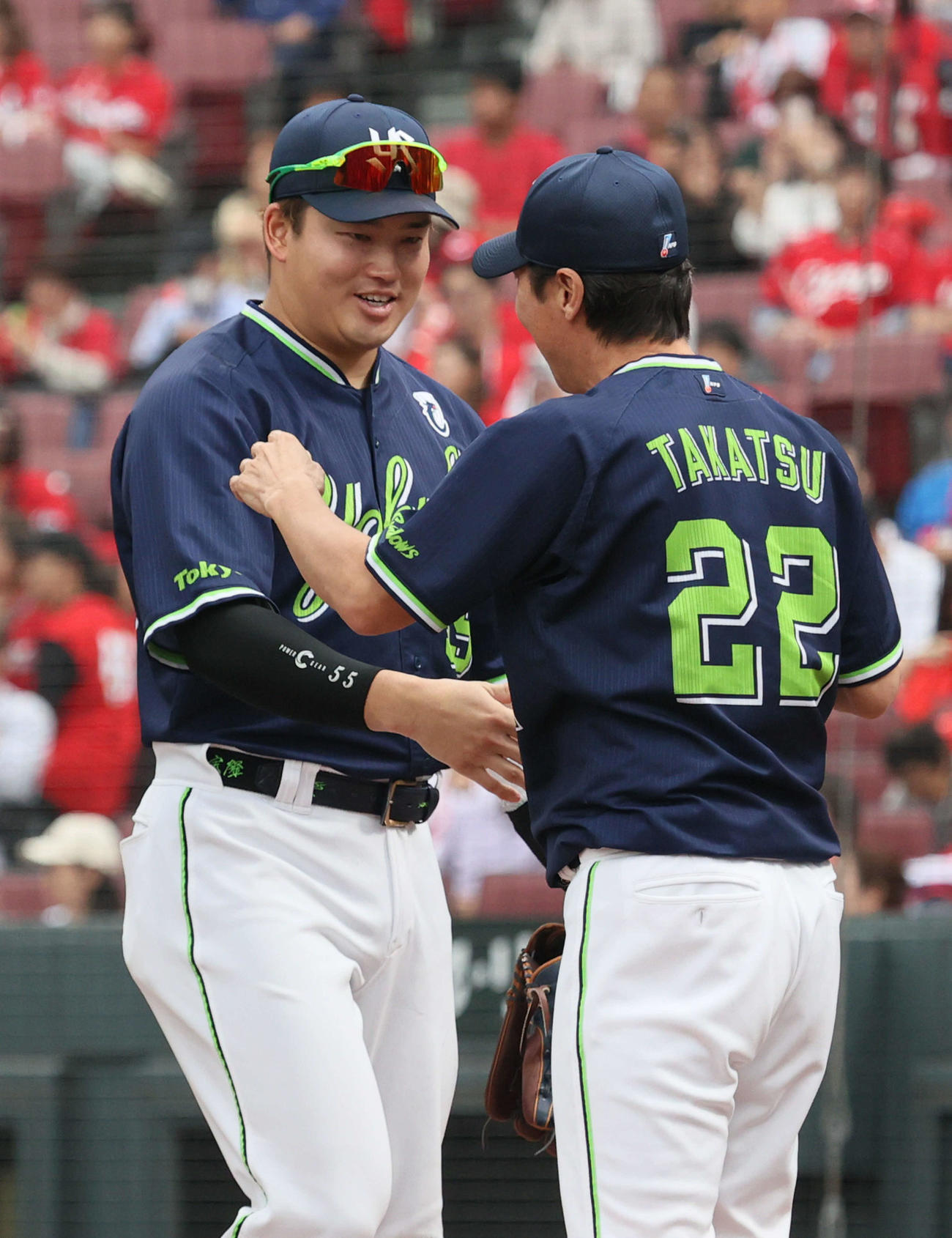 広島対ヤクルト　高津監督（右）と握手する村上（撮影・加藤孝規）
