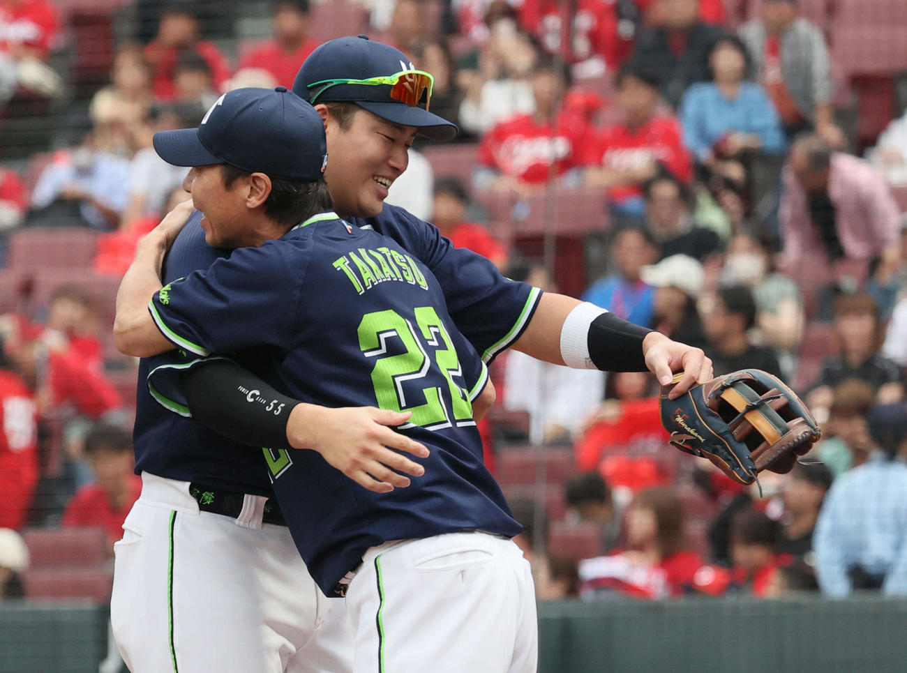 広島対ヤクルト　高津監督と抱擁する村上（撮影・加藤孝規）