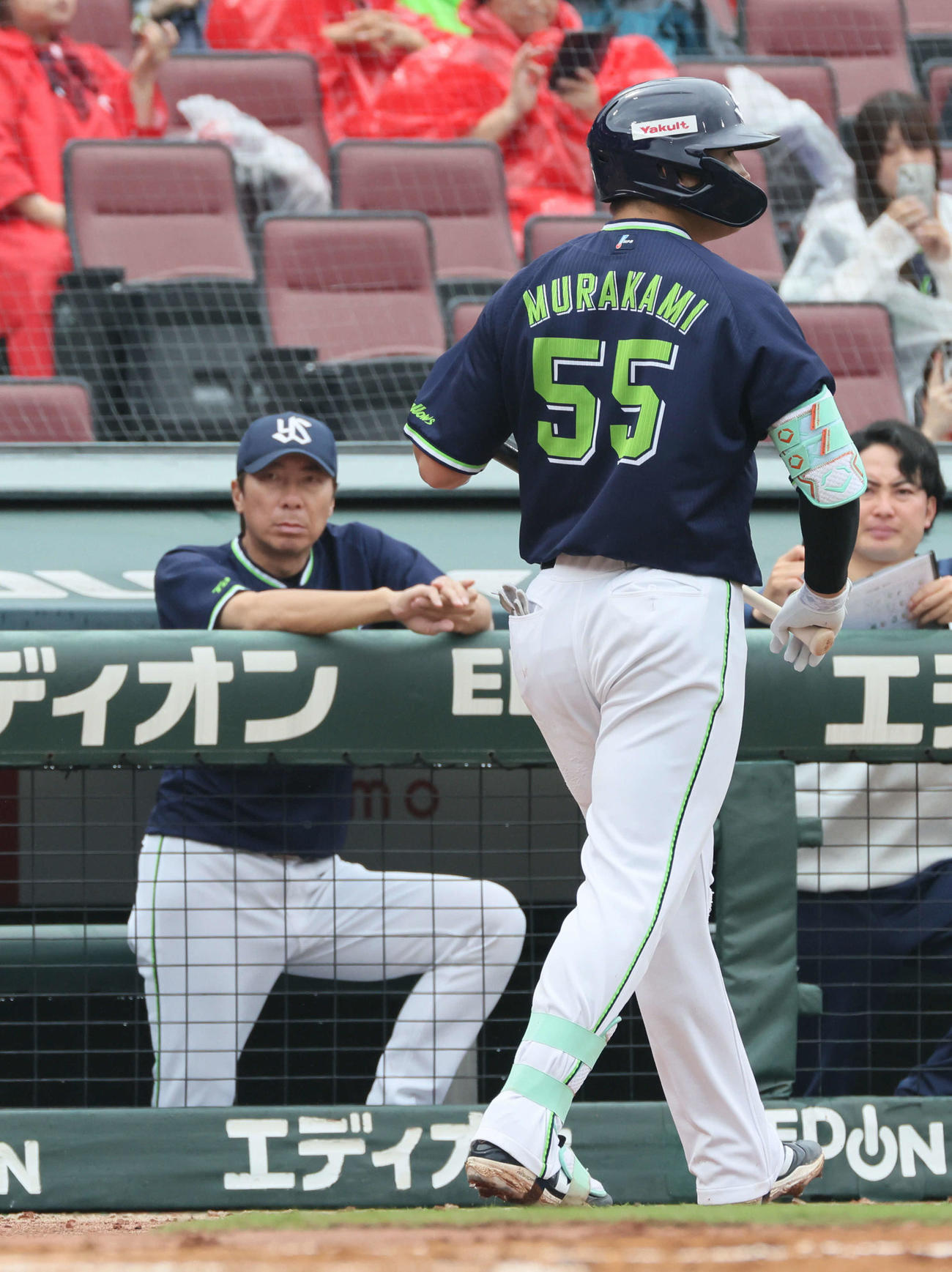 広島対ヤクルト　2回表ヤクルト無死、三振した村上とベンチの高津監督（撮影・加藤孝規）
