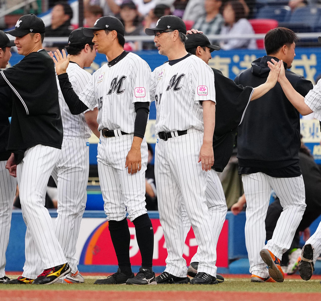 ロッテ対日本ハム　日本ハムに勝利し、ナインを迎えるロッテ吉井監督（中央）（撮影・鈴木みどり）