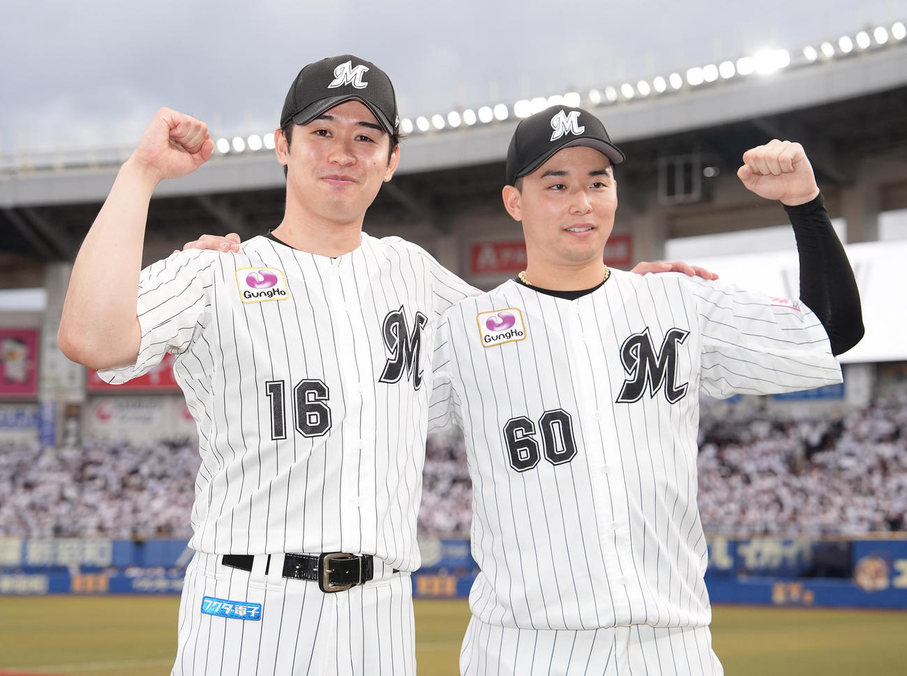 ロッテ対日本ハム　日本ハムに勝利し、仲良く肩を組むロッテ種市（左）と横山（撮影・鈴木みどり）
