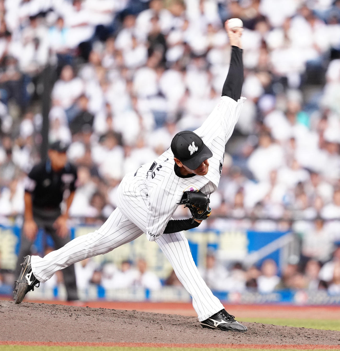 ロッテ対日本ハム　8回表から4番手で登板したロッテ高野（撮影・鈴木みどり）