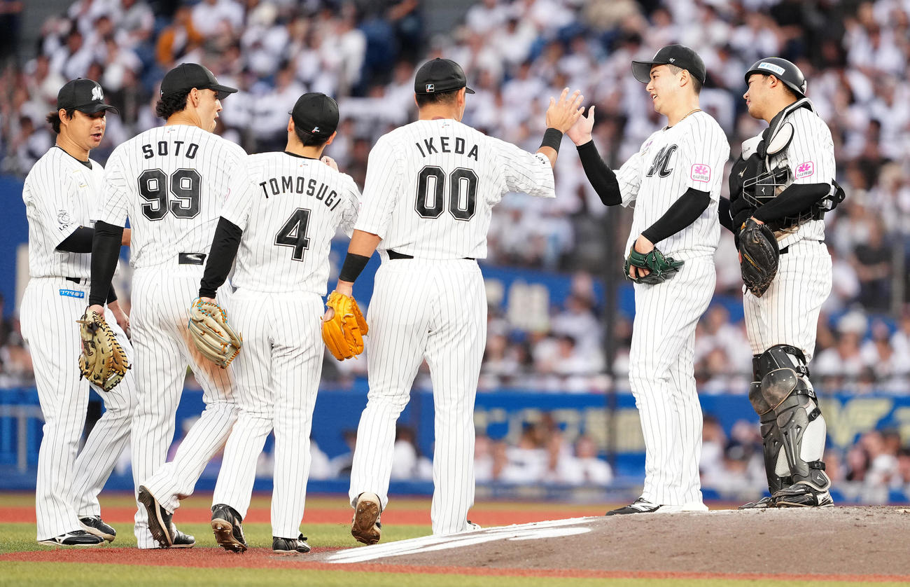 ロッテ対日本ハム　日本ハムに勝利し、タッチを交わす横山（右から2人目）らロッテナイン（撮影・鈴木みどり）