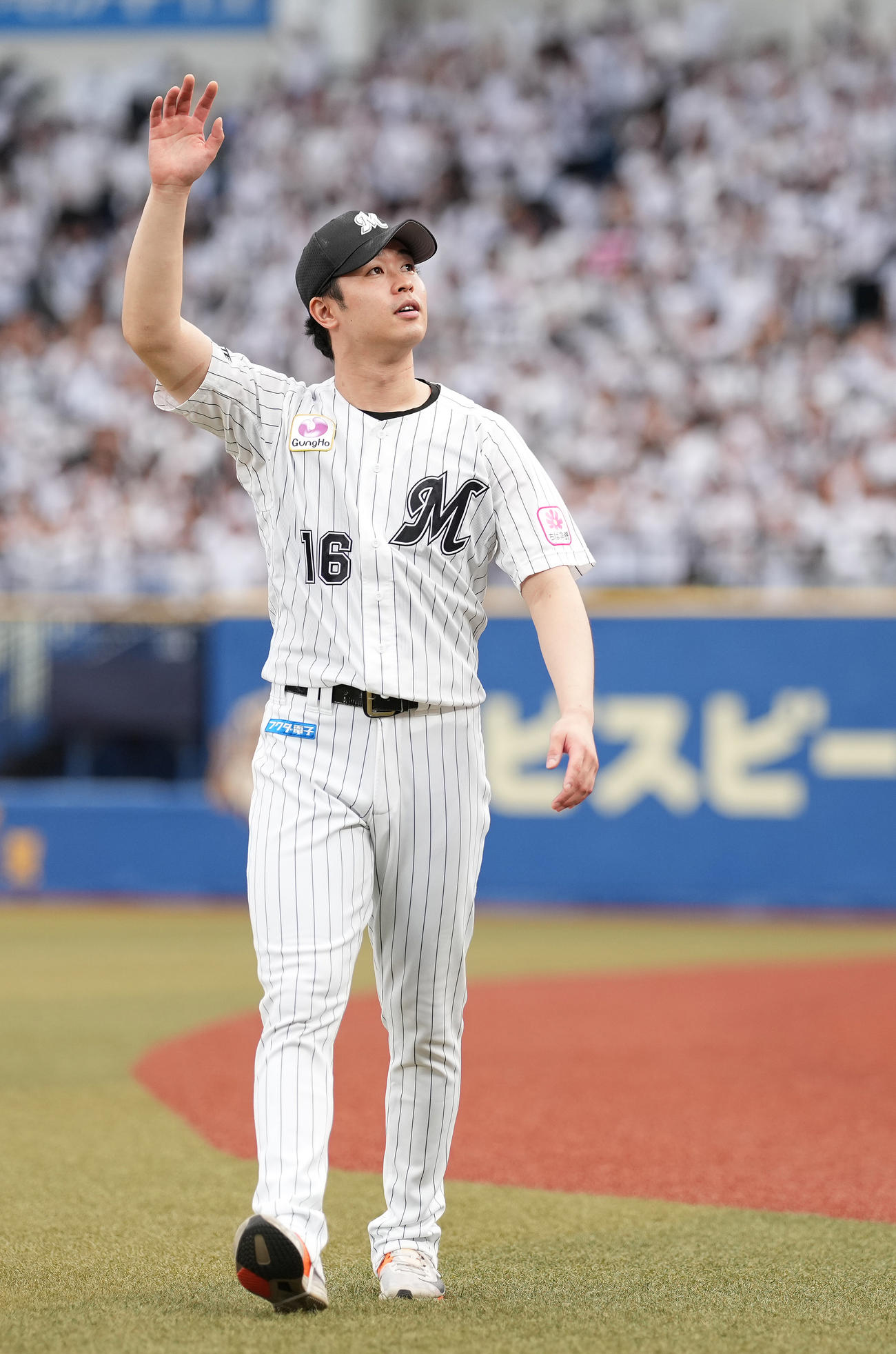 ロッテ対日本ハム　日本ハムに勝利し、ファンの声援に応えるロッテ種市（撮影・鈴木みどり）