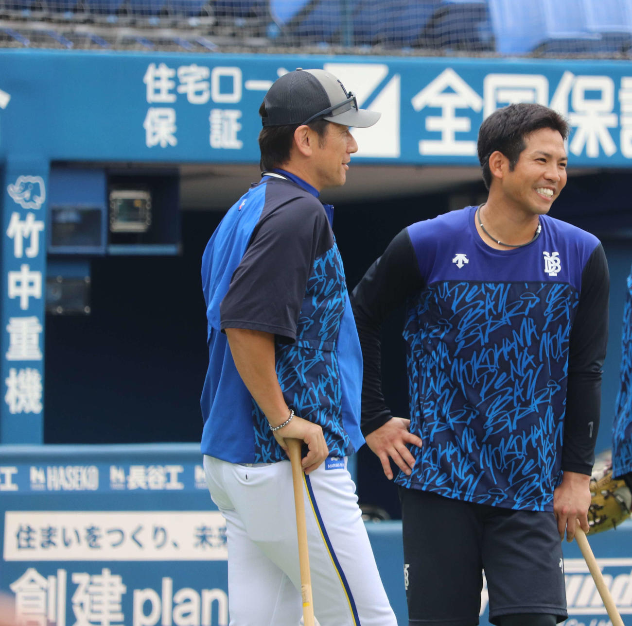 横浜スタジアムの1軍練習を視察したDeNA三浦監督（左）と桑原（撮影・小早川宗一郎）