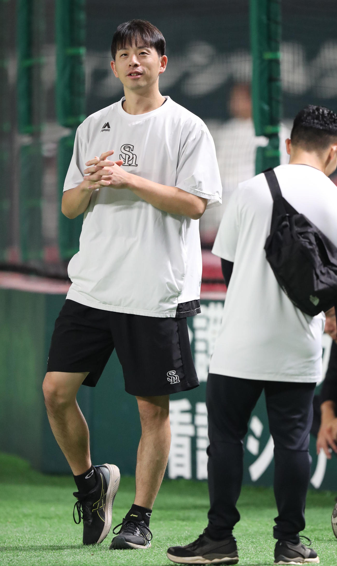 リラックスした雰囲気のソフトバンク大関（撮影・梅根麻紀）
