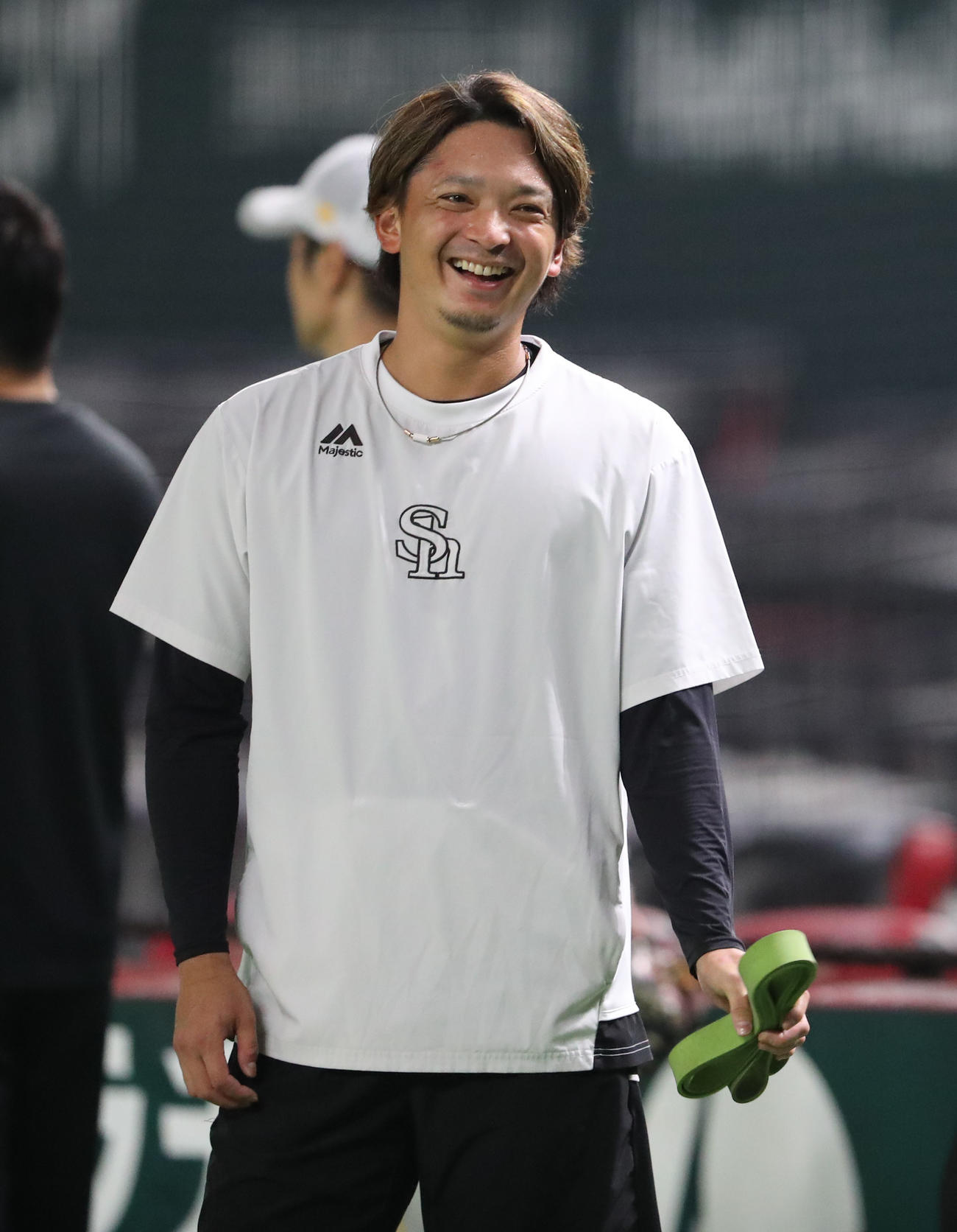 練習中に笑顔を見せるソフトバンク東浜（撮影・梅根麻紀）