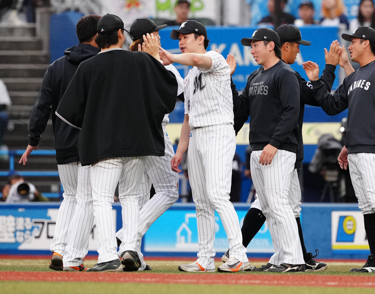 ロッテ対日本ハム　日本ハムに勝利し、ナインを迎えるロッテ種市（中央）（撮影・鈴木みどり）