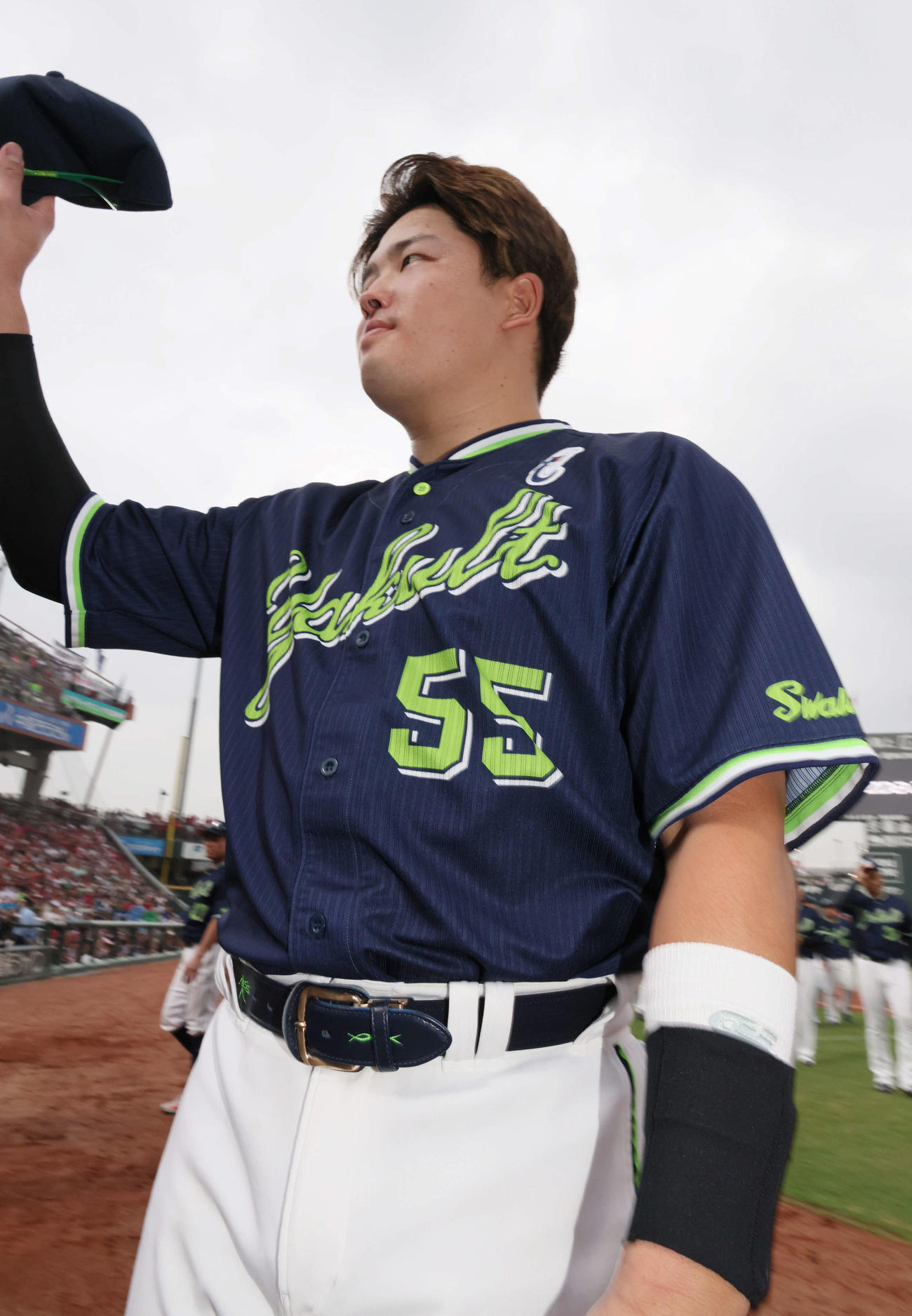 広島対ヤクルト　ファンに手を振る村上（撮影・加藤孝規）