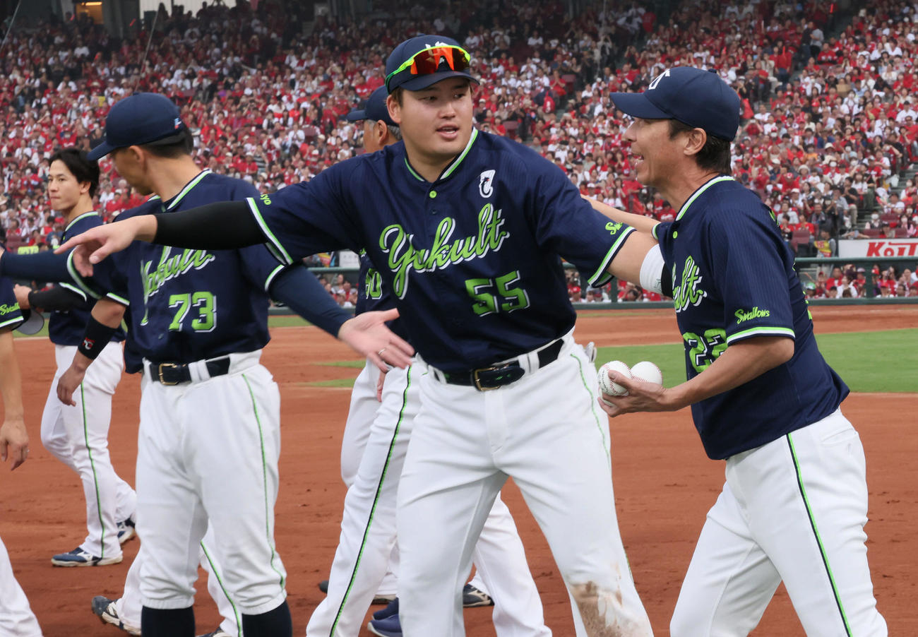 広島対ヤクルト　高津監督（右）と村上（撮影・加藤孝規）