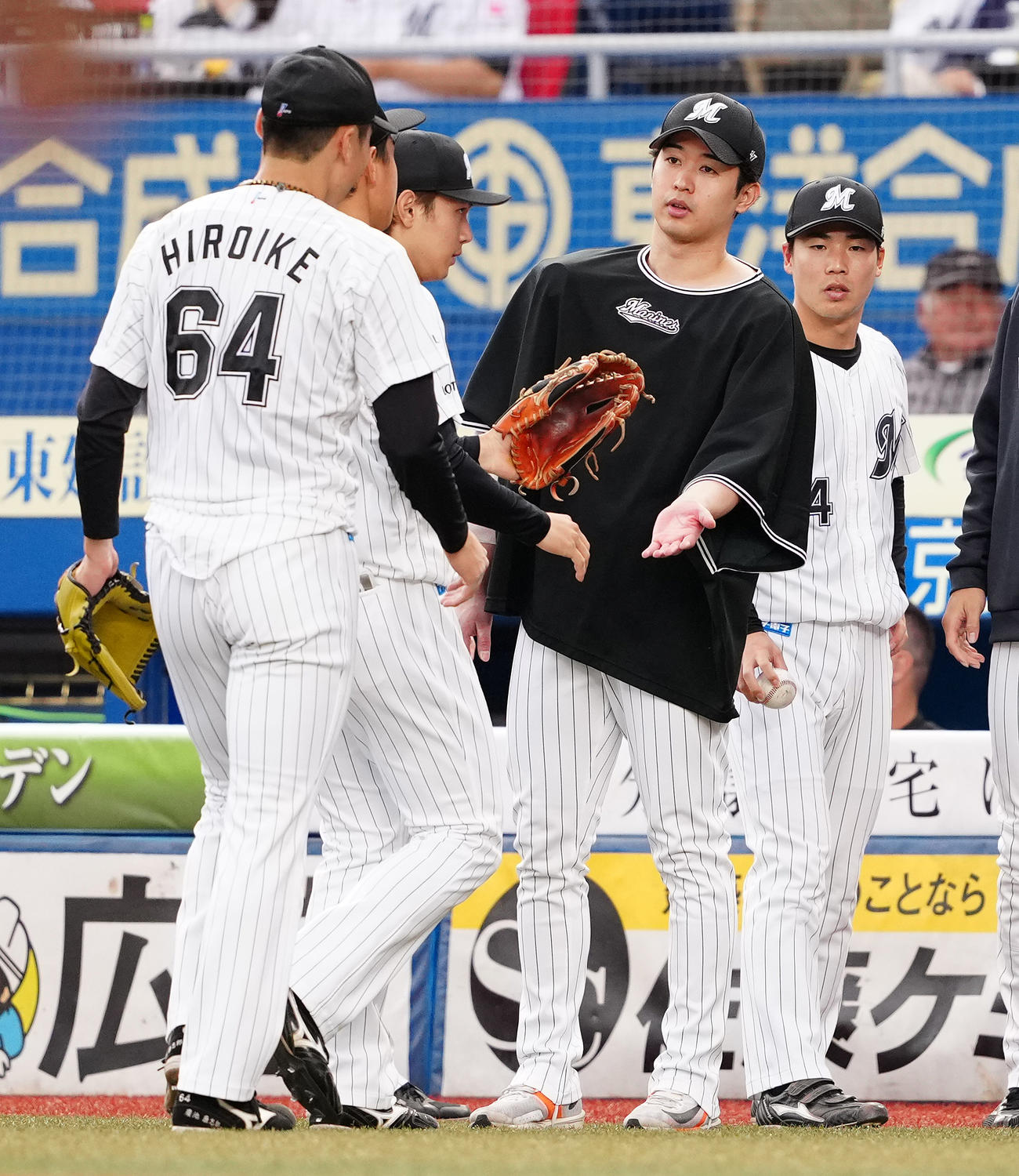 ロッテ対日本ハム　7回表を抑えた広池（左）を迎えるロッテ種市（右手前）（撮影・鈴木みどり）