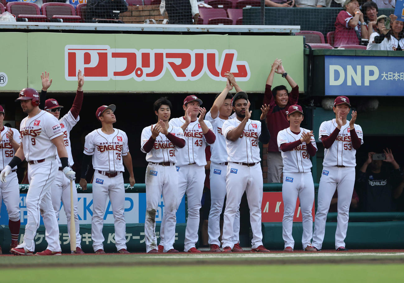 楽天対西武　8回裏楽天無死、安打を放った岡島に拍手をする楽天ナイン（撮影・増田悦実）