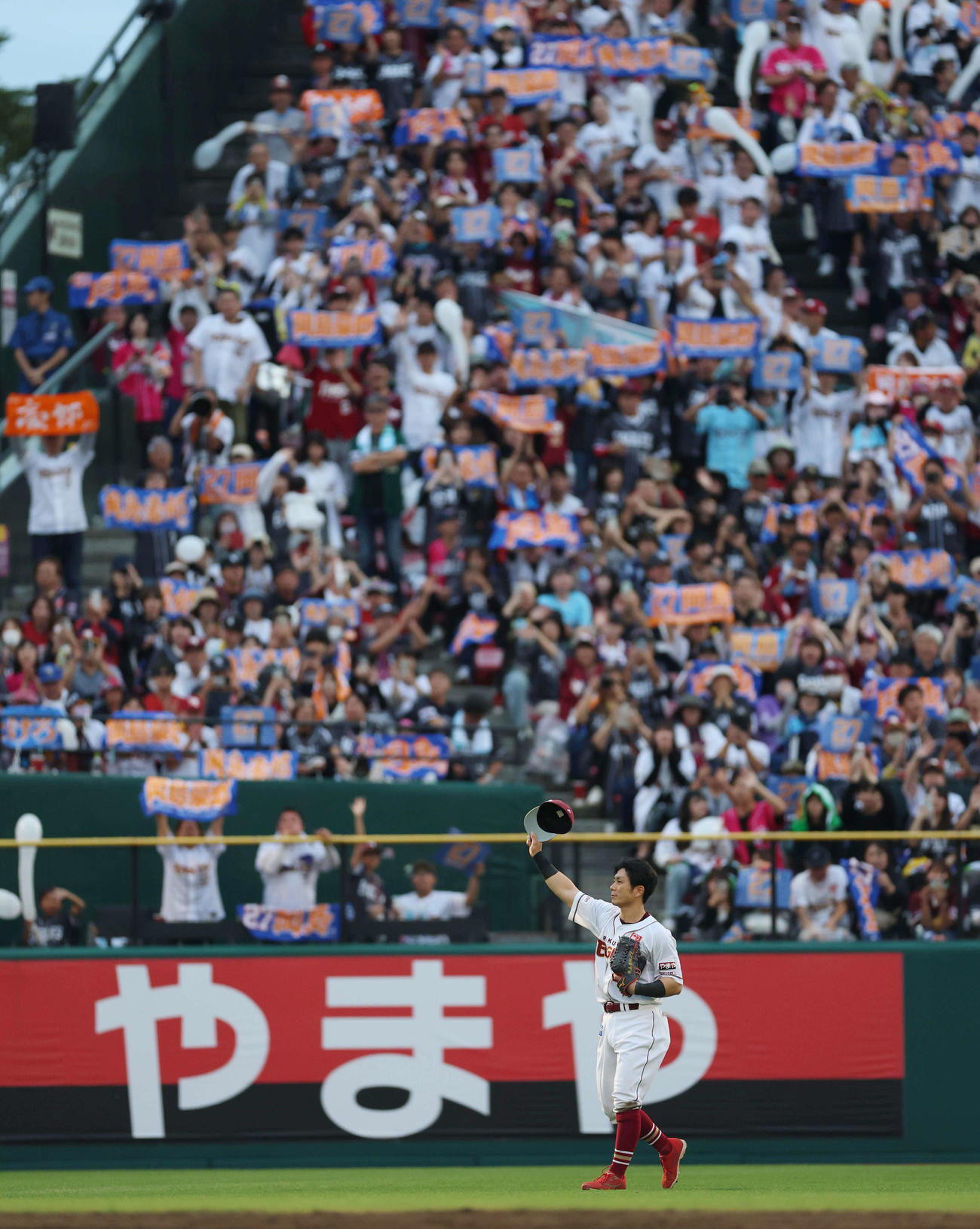 楽天対西武　9回表西武　守備につきファンに手を振る楽天岡島（撮影・増田悦実）