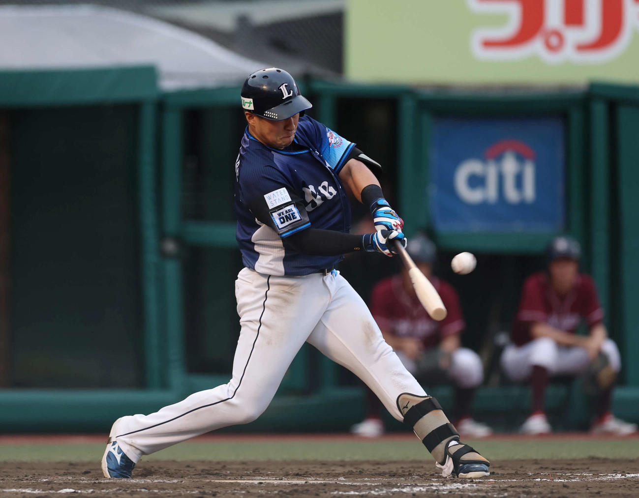 楽天対西武　8回表西武1死、左越えソロ本塁打を放つ渡部（撮影・増田悦実）