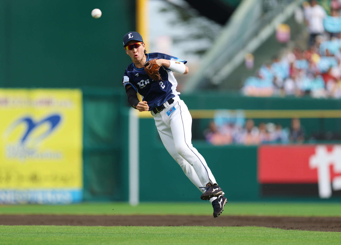 楽天対西武　1回裏楽天無死、中島大輔の遊ゴロをさばく西武斎藤（撮影・増田悦実）