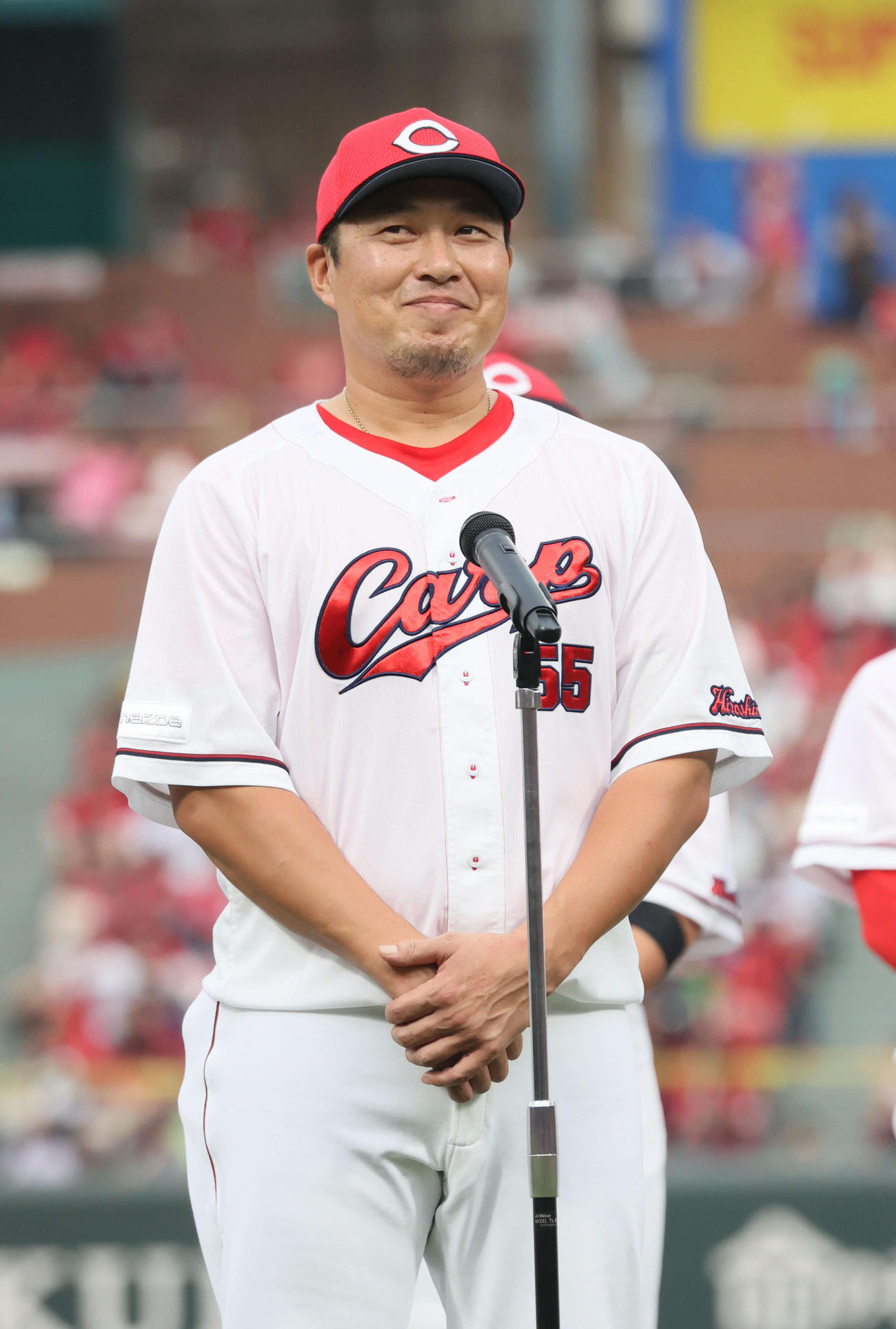 広島対ヤクルト　試合終了後、あいさつする松山（撮影・加藤孝規）