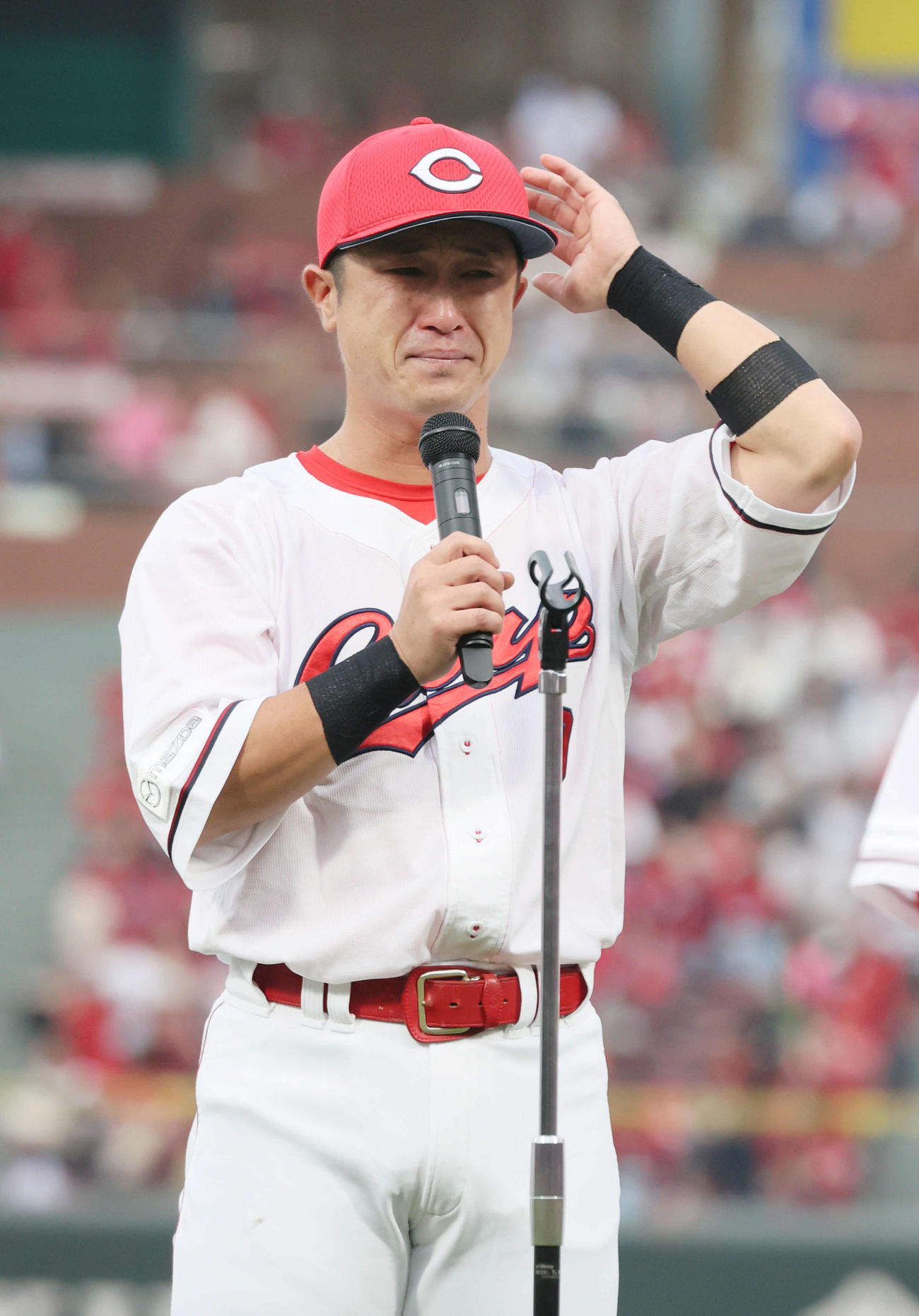 広島対ヤクルト　試合終了後、あいさつする上本（撮影・加藤孝規）