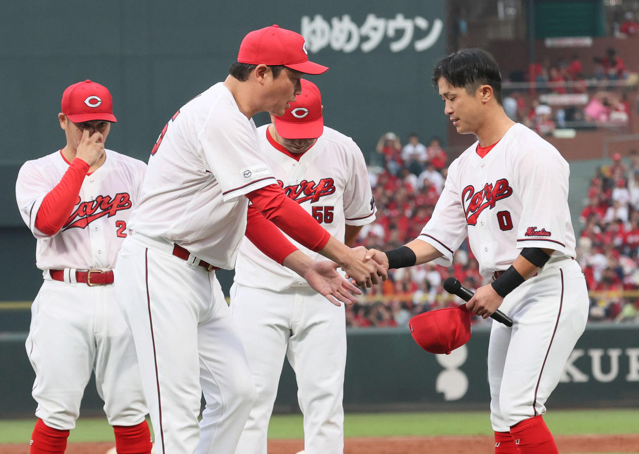 広島対ヤクルト　あいさつの後、新井監督（左）と握手する上本（撮影・加藤孝規）