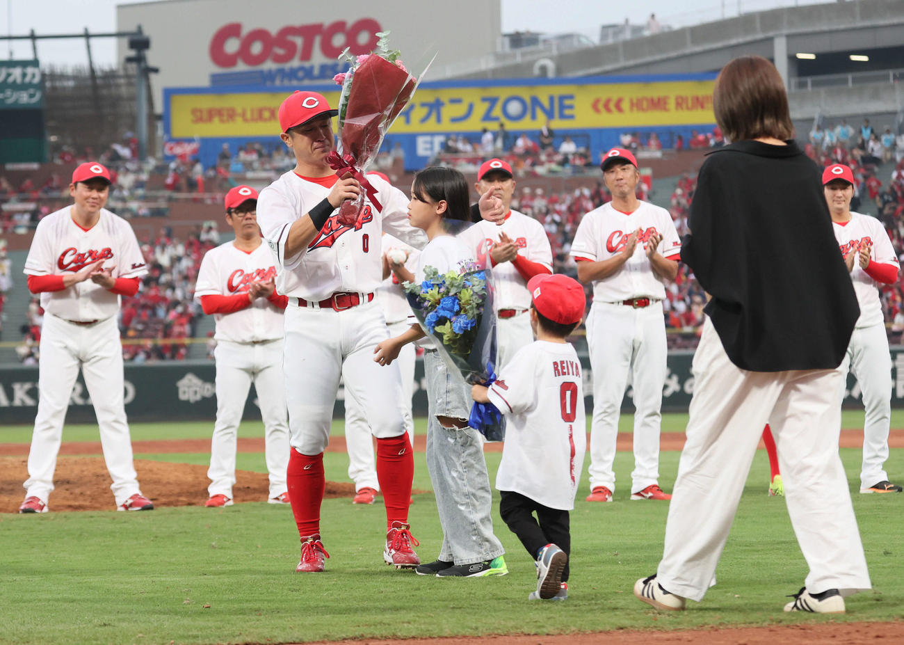 広島対ヤクルト　試合終了後、家族から花束を受け取る上本（撮影・加藤孝規）