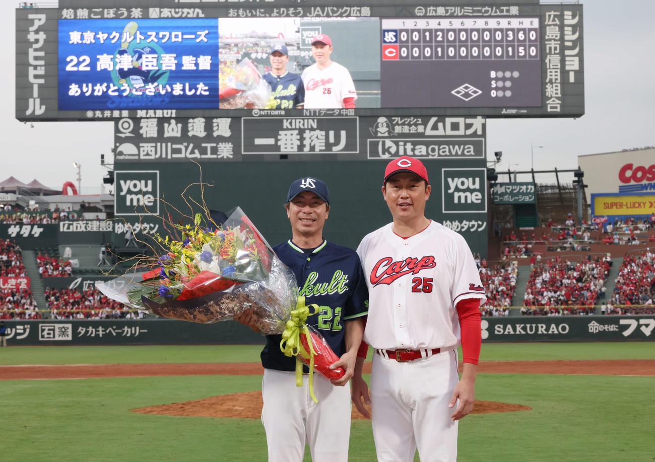 広島対ヤクルト　新井監督（右）から花束を受け取った高津監督（撮影・加藤孝規）