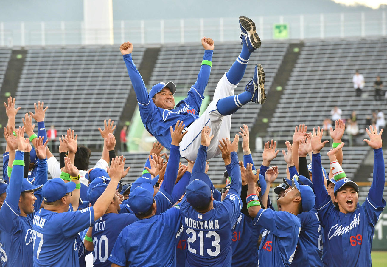 巨人対中日　ファーム日本一を決め、ナインから胴上げされる中日落合2軍監督（撮影・岩下翔太）