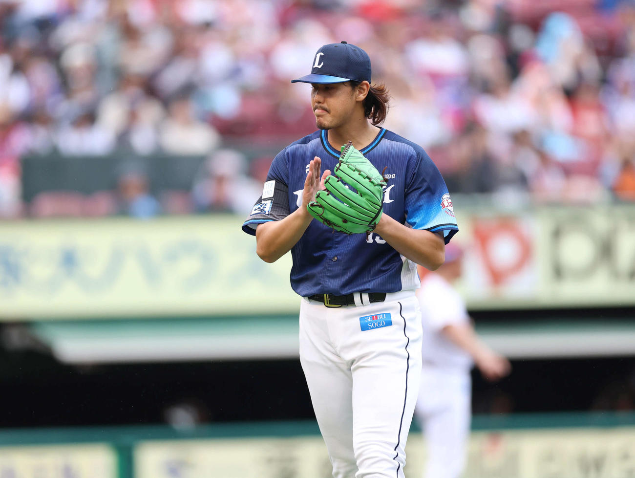 楽天対西武　5回裏楽天無失点で抑え拍手をする西武高橋（撮影・増田悦実）