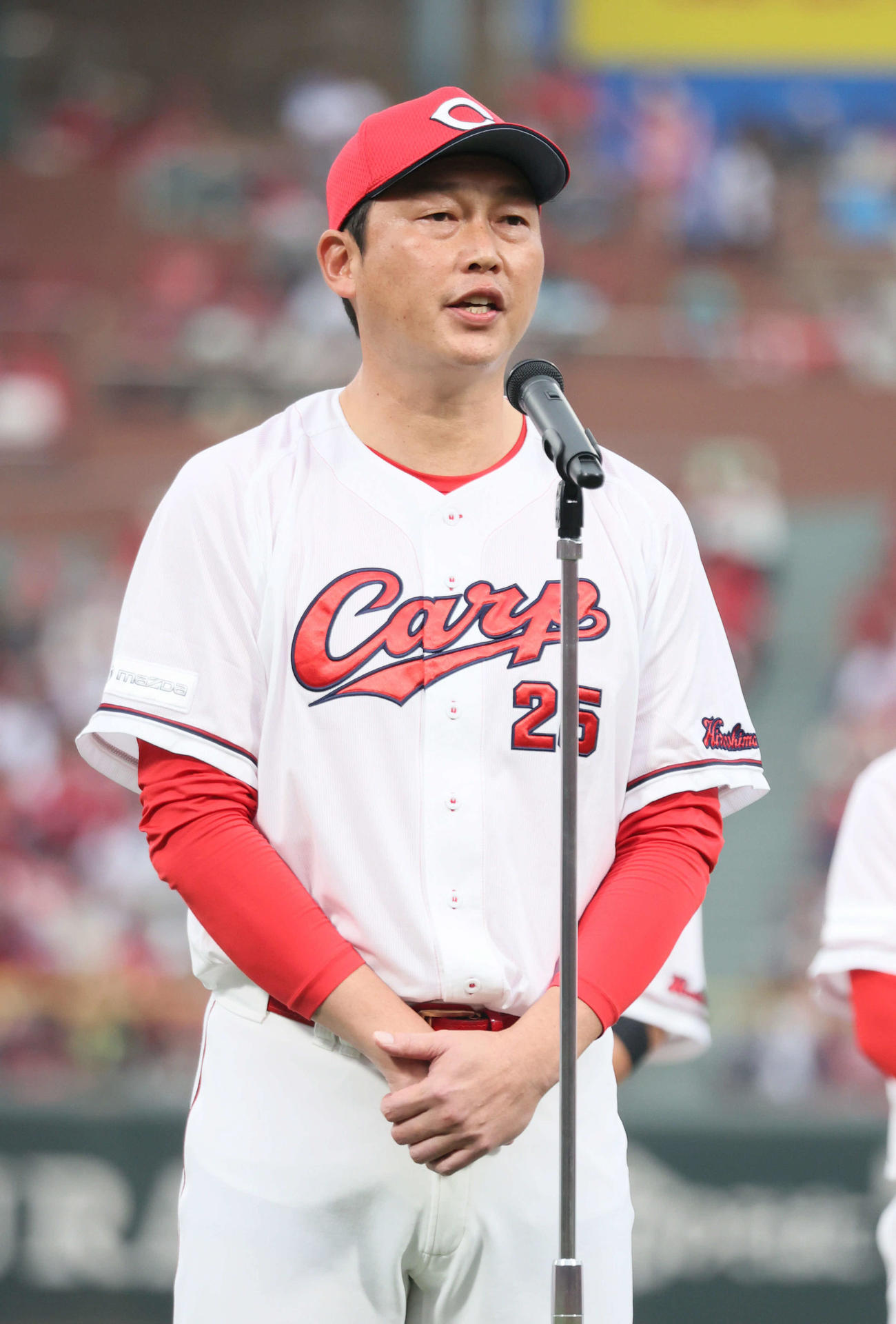 広島対ヤクルト　試合終了後、あいさつする新井監督（撮影・加藤孝規）