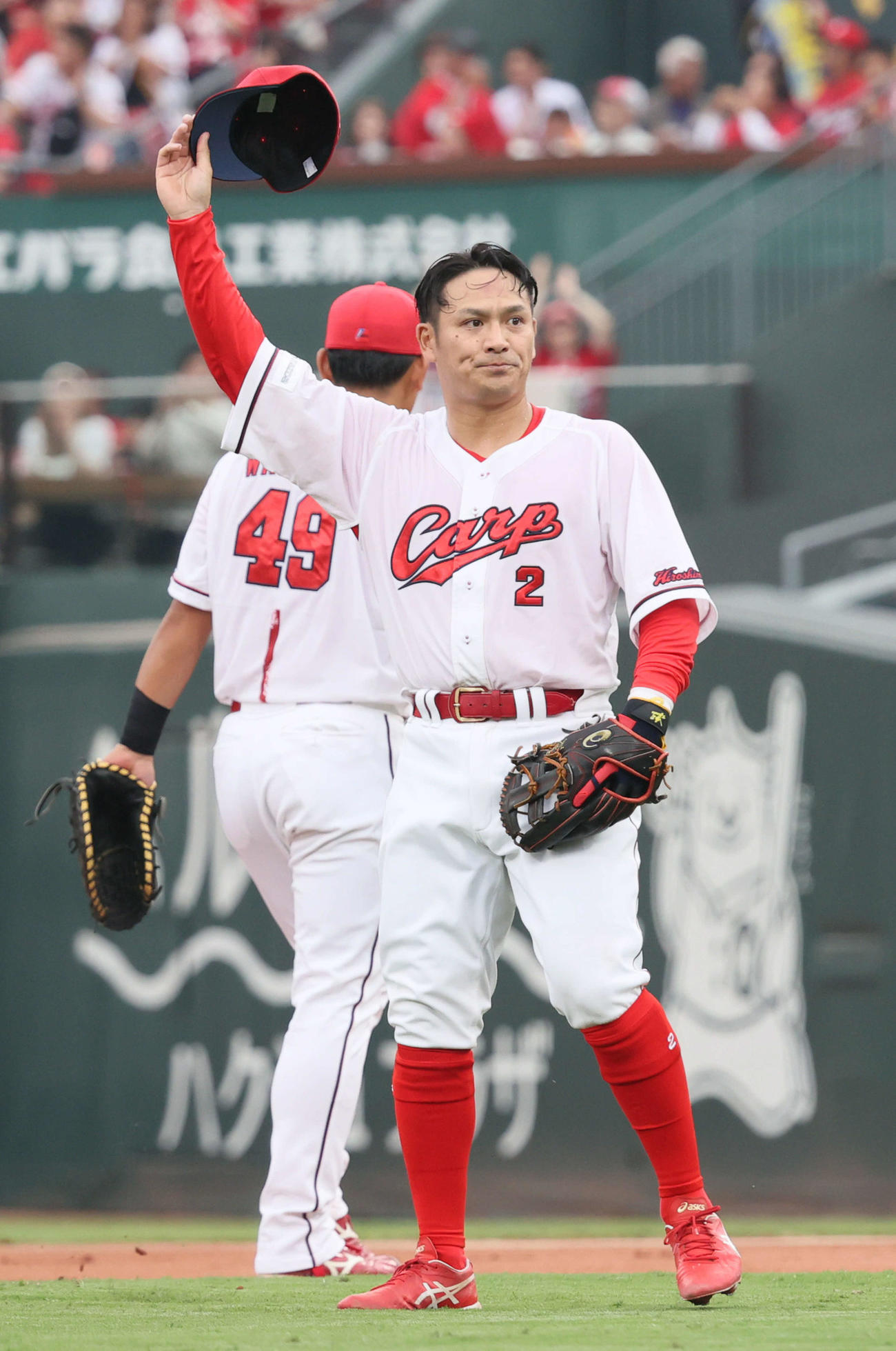 広島対ヤクルト　9回表ヤクルト1死　交代となり、ファンに手を振る田中（撮影・加藤孝規）