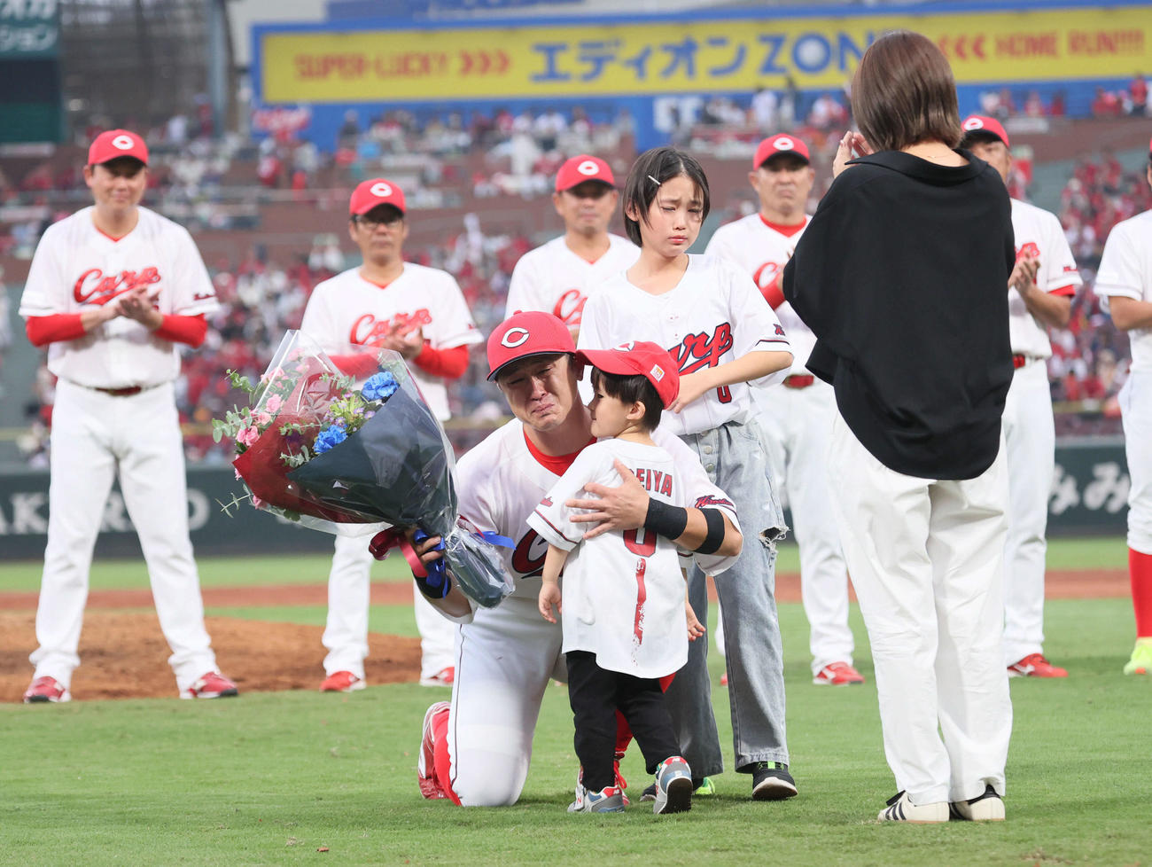 広島対ヤクルト　試合終了後、家族から花束を受け取る上本（撮影・加藤孝規）