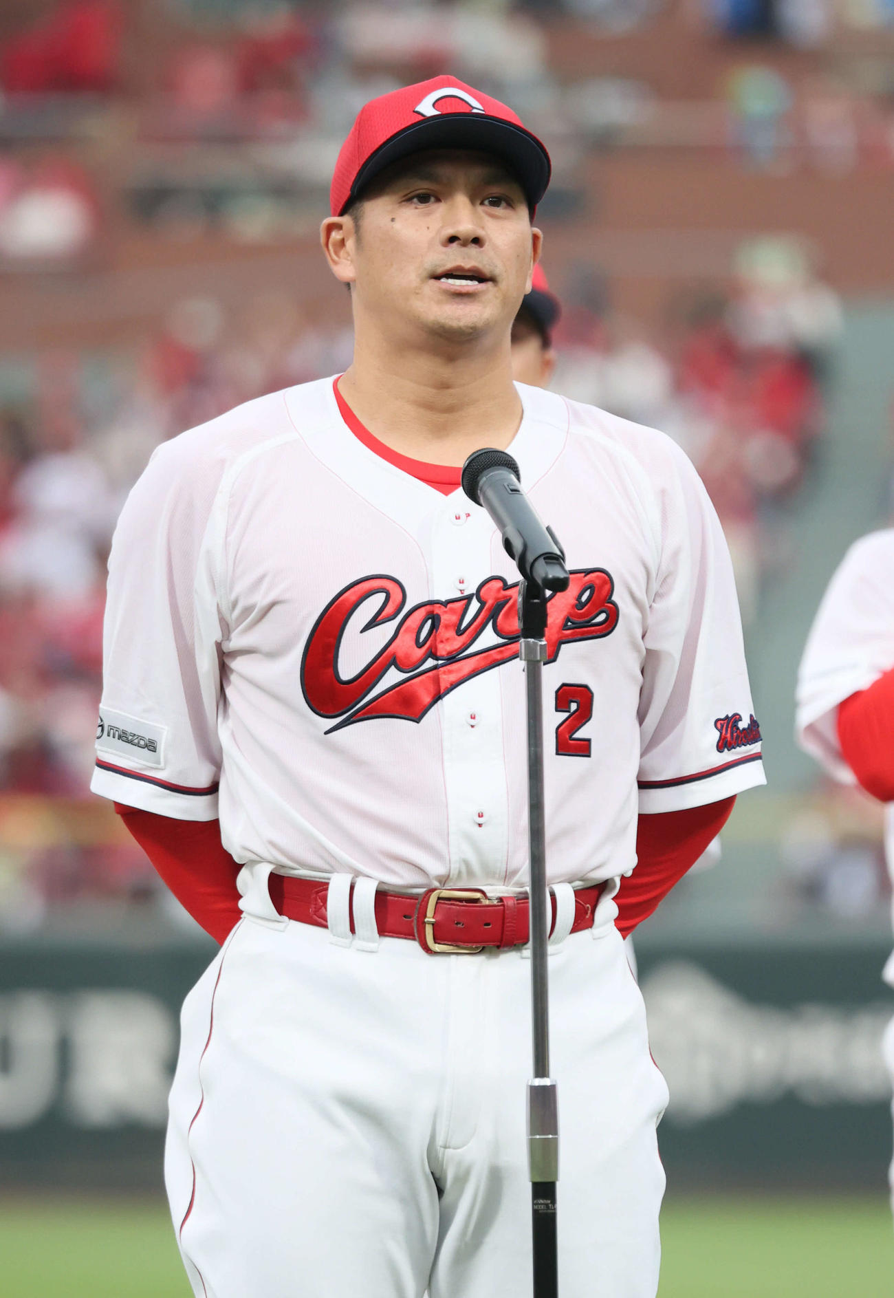 広島対ヤクルト　試合終了後、あいさつする田中（撮影・加藤孝規）
