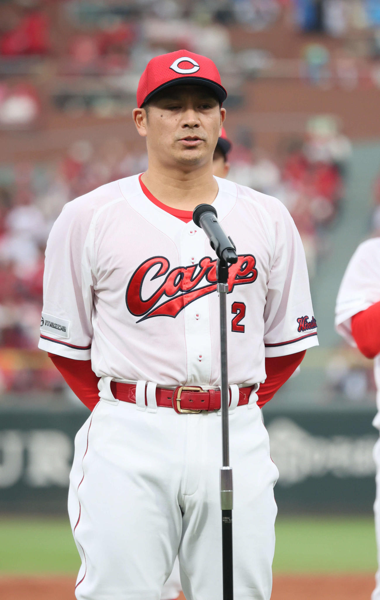 広島対ヤクルト　試合終了後、あいさつする田中（撮影・加藤孝規）